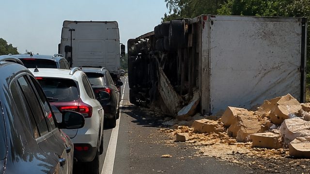 Traffic Disruption Near Straza: Truck Incident Causes Delays