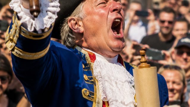 Australian Town Crier Sets New Loudness Record, Shattering Previous Marks | data hk malam tadi, hoki